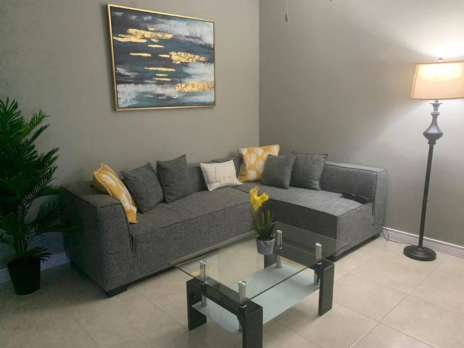 Odyssey On The 5Th - Exquisite Luxury Apt Kingston Exteriör bild