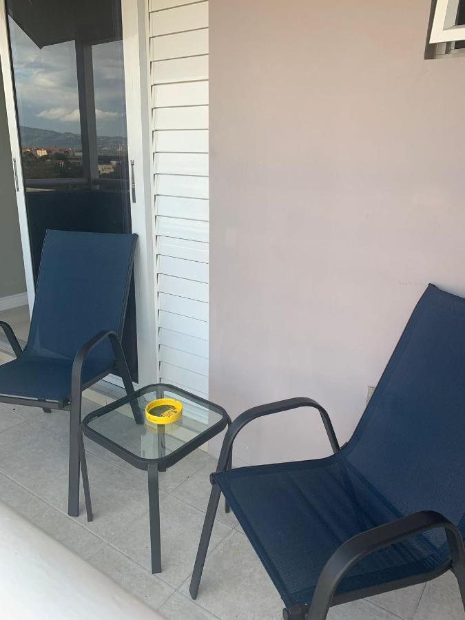 Odyssey On The 5Th - Exquisite Luxury Apt Kingston Exteriör bild