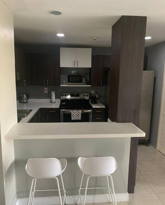 Odyssey On The 5Th - Exquisite Luxury Apt Kingston Exteriör bild
