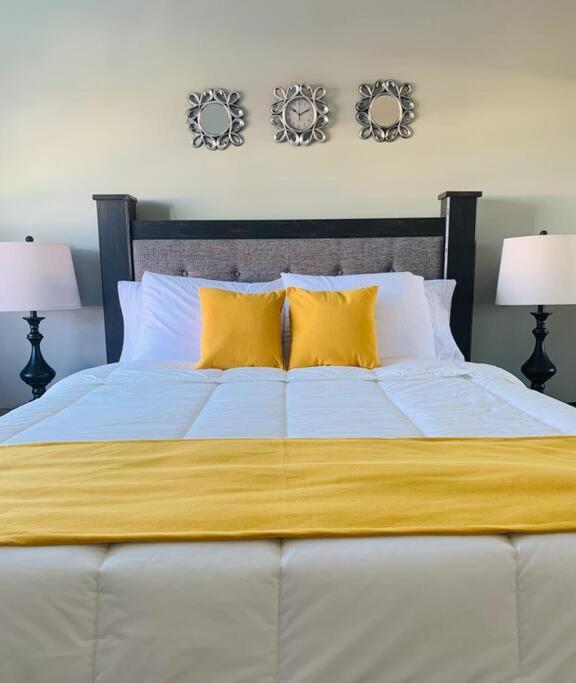 Odyssey On The 5Th - Exquisite Luxury Apt Kingston Exteriör bild